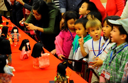 Arte original japonés en el seno de Hanói